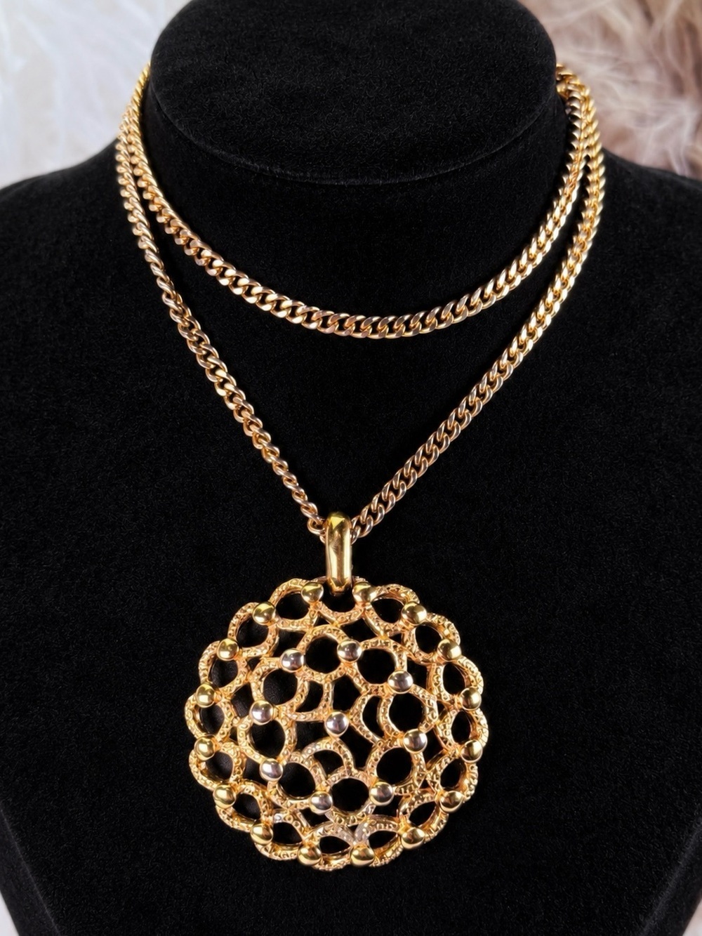 Pretty vintage Monet goldtone, large pendant necklace